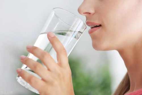 多喝水对健康有益还是对肾脏有害 揭示饮